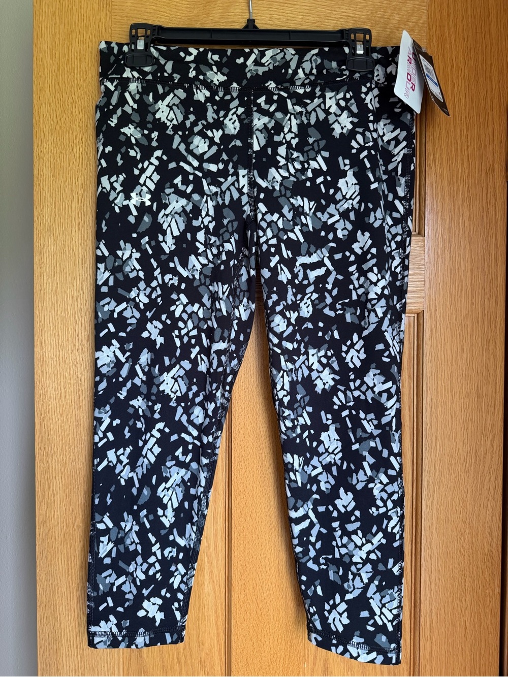 Under Armour Girls Motion Printed Ankle Crop Leggings Black Gray Youth XL NWT